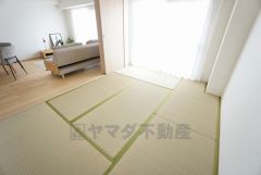 リビングには和室が隣接しており、引き戸で仕切れるので普段は繋げて広々空間として、来客時は客間としても＾＾