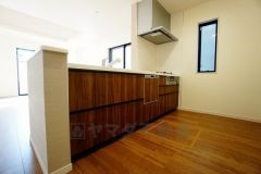 キッチンストレージが付いているので日用品の保管や掃除道具の収納まで幅広く活用できます＾＾