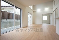 大きな窓のあるリビングは、陽光あふれる明るい空間です。居心地良く、ご家族皆がゆったり寛げる憩いの空間となりそうです。