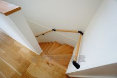 同仕様写真。現況と異なる場合は現況を優先します。日中でも暗くなりがちな階段には、小窓を配置し採光も考えられたつくり＾＾