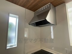 スタイリッシュなレンジフード＾＾調理中に出る湯気や油分などを効率よく外に逃がしてくれます。
