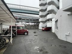 敷地内平面駐車場。空き状況はお問い合わせ下さい。