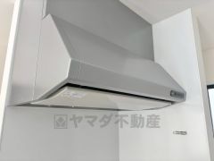 コンロ上には換気扇完備＾＾すぐ横に小窓が設けられているので、換気扇と合わせてWで換気できます＾＾