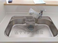 広々としたステンレスシンクには、洗剤やスポンジを収納出来るラック付き。広さも確保しているので、大きなお鍋も洗いやすいです。