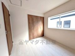 大きめのクローゼットがついた使いやすい洋室です。