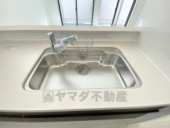 大きなお鍋も楽々洗える幅の広いシンクです＾＾ステンレスシンクなので簡単にお掃除できますよ。洗剤やスポンジもすっきりできる収納付き。