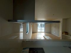 お手入れが簡単なスリム型レンジフードです。調理により発生する油煙や臭いを吸い込み、屋外へ排気してくれます。