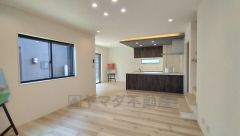 リビングは広々とした設計で、家族が集い、寛ぐ暮らしの空間を演出しています。思い思いの時間を過ごしたり、家族みんなで食事をしたり、素敵な団らんの場になりますね。