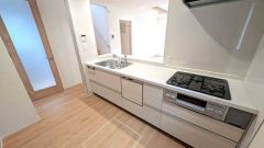 清潔感のある美しいキッチンカウンターを採用したシステムキッチン