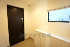 採光も考えられた明るい玄関です。シューズボックス付き。棚の上にはお花やお気に入りのルームフレグランスを飾って、外出も帰宅も楽しくなる玄関にしたいですね＾＾ 