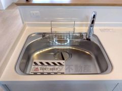 大きなお鍋も楽々洗える幅の広いシンクです＾＾ステンレスシンクなので簡単にお掃除できますよ。洗剤やスポンジもすっきりできる収納付き。