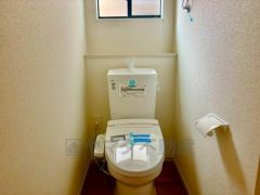 温水洗浄機付トイレです。節水機能もあるので、安心して使えますね。もちろん、1階2階の2ヶ所にトイレがあるので、忙しい朝にもゆとりができますね。