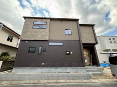 カースペースは2台分確保＾＾ご夫婦で1台ずつ所持されているご家庭も、来客時も安心ですね。