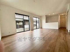 窓から光が差し込む明るいダイニング＾＾