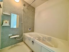 1日の疲れを癒すくつろぎのバスルーム。足を伸ばしてもゆったりと入れるサイズです。お子様と一緒にお風呂に入っても狭くないですね＾＾