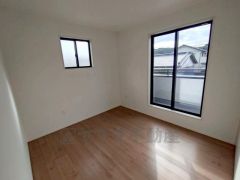 バルコニーに面した洋室です。大きな窓からやわらかな陽が差し込む明るいお部屋です。寝室としてもおすすめです。