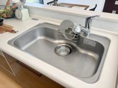 大きなお鍋も楽々洗える、幅が広いシンク。 洗剤や石鹸、スポンジもすっきりできる収納付き。