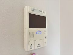 防犯はもちろん、セールスマン対策にもなるモニター付きインターホンです。お子さん1人での留守番時にも活躍しそうです。