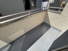 陽当たりの良いバルコニーです。お洗濯やお布団干しはもちろん、日光浴スペースにも。足元は防水工事施工済です。