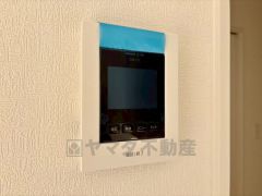 防犯性もばっちり、TVモニター付きインターホン完備。大きなモニターで玄関先を確認できます。録画機能が付いているので不在時の訪問者も確認できて安心です＾＾