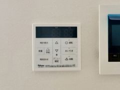 おいだき機能つきなのでお風呂に入る時間が異なるご家庭には嬉しいですね。ボタン一つで快適で便利な生活が＾＾