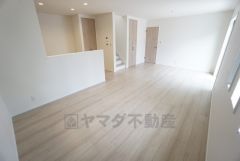 家族が集まる開放的なリビング。思い思いの時間を過ごしたり食事をしたり、素敵な団らんの場になりますね。