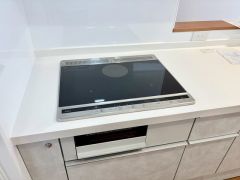 お手入れのしやすいIHクッキングヒーターです。3口コンロなので、効率よくお料理が楽しめます。毎日のお料理も楽しくなりますね＾＾