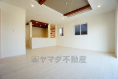 おしゃれなキッチンを中心とした開放的なリビング。お友達や親せきをお招きするのも楽しみです＾＾