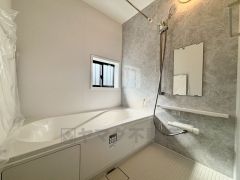 足を伸ばせる浴槽で毎日の疲れを癒しましょう。お子様と入っても十分ゆったりサイズです＾＾