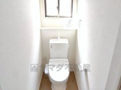 ウォシュレット付きトイレです。1階2階の2ヶ所にトイレがあるので、忙しい朝にもゆとりができますね＾＾