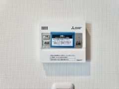 お湯張り、追い炊き、温度調節がボタンで楽々操作できる給湯器リモコンです＾＾忙しい夕飯の準備の時間帯に重宝しますね。