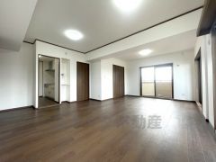 家族が集まる開放的なリビング。思い思いの時間を過ごしたり食事をしたり、素敵な団らんの場になりますね。