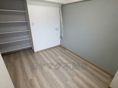 アクセントクロスがオシャレな洋室。可動式の棚付き。