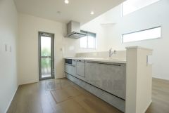 使い勝手の良いシステムキッチン。対面式キッチンからはリビングにいる家族の様子が確認できて安心です＾＾