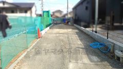 前面道路は広々としているので駐車