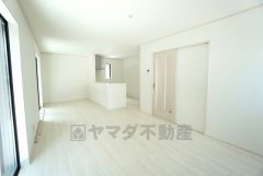 家族が集まる開放的なリビング。思い思いの時間を過ごしたり食事をしたり、素敵な団らんの場になりますね。