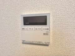 キッチン横からお湯張り、追い炊き、温度調節がボタンで楽々操作できる給湯器リモコンです＾＾忙しい夕飯の準備の時間帯に重宝しますね。
