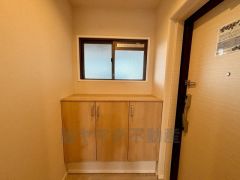 玄関扉から光の差し込む明るい玄関です。 たっぷり収納できるシューズボックス付きなので、家族全員の靴がきれいに整頓できます。