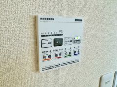 浴室暖房乾燥機付き。天候に左右されず、いつでも好きなときに洗濯物を干せるので、仕事や家事で忙しい方に重宝します。