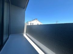 陽当たりの良いバルコニーです。お洗濯やお布団干しはもちろん、日光浴スペースにも。足元は防水工事施工済です。