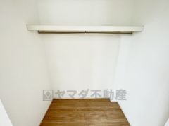 ウォークインクローゼット付き＾＾ハンガーパイプ下にボックスを置いて、枕棚を活用して、たっぷりと収納できそうです＾＾