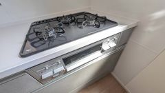 3種類の料理が同時に調理できる、3口ガスコンロ。忙しい夕食の支度時間が短縮できて効率よくお料理が楽しめます。
