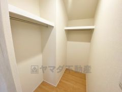 大容量のウォークインクローゼット＾＾季節ごとのお洋服全てを収納できるので、衣替えも楽になりますね＾＾