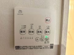浴室暖房乾燥機には、暖房、乾燥、涼風、換気の4つの機能が付いています。タイマー付きです。雨の日はもちろん、急ぎで洗濯する必要のあるお子様の体操服や、下着類などを乾かすのに便利です。