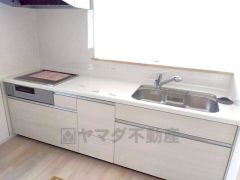 リビングダイニングを見渡せるキッチンです。家族とコミュニケーションをとりながら、楽しくお料理や片付けができそうです＾＾