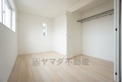 暖かい日差しが差し込む洋室。たっぷり収納できるクローゼット付きでお部屋の中をすっきりと快適に保てます。