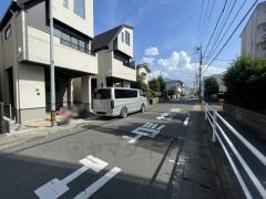 前面道路西側7.5ｍに面しています。