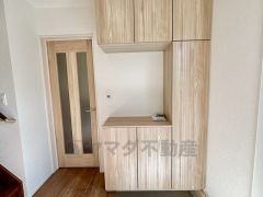 採光も考えられた明るい玄関です。たっぷり収納できるシューズボックス付きなので、家族全員の靴がきれいに整頓できます＾＾