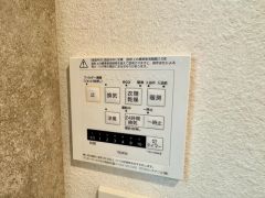 浴室暖房乾燥機付き。天候に左右されず、いつでも好きなときに洗濯物を干せるので、仕事や家事で忙しい方に重宝します。