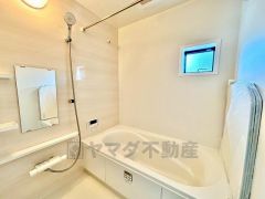 1日の疲れを癒すくつろぎのバスルーム。足を伸ばしてもゆったりと入れるサイズです。お子様と一緒にお風呂に入っても狭くないですね^^